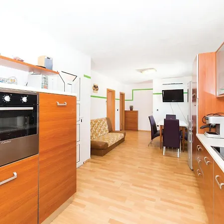 Casa vacanze 6 Bedroom Lovely In Okrug Donji