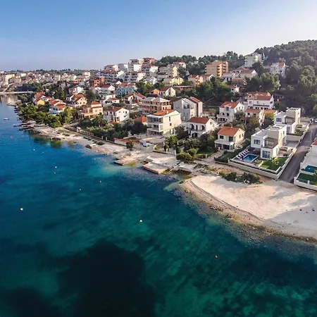 6 Bedroom Lovely In Okrug Donji Casa vacanze *