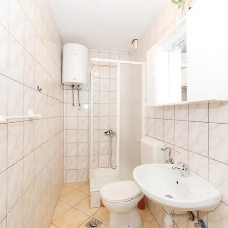 Casa vacanze 6 Bedroom Lovely In Okrug Donji *