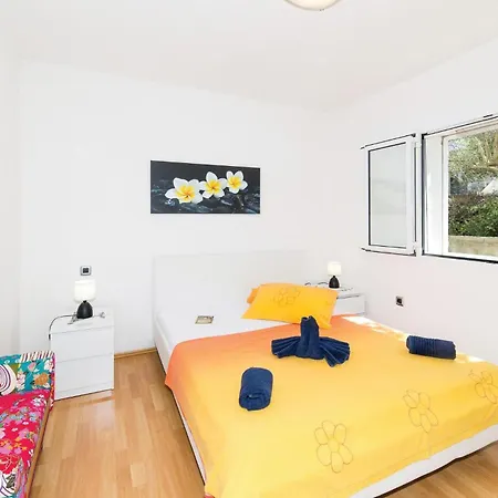 Casa vacanze 6 Bedroom Lovely In Okrug Donji *