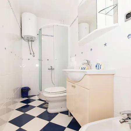 Casa vacanze 6 Bedroom Lovely In Okrug Donji