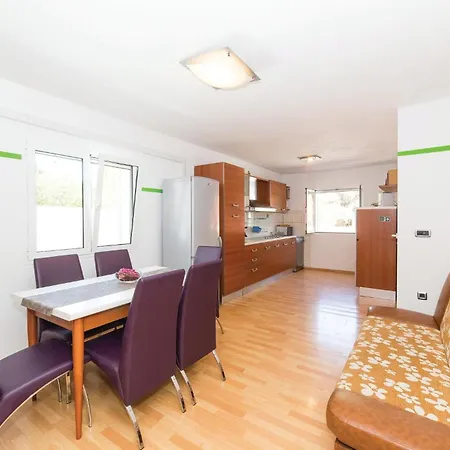 6 Bedroom Lovely In Okrug Donji Donji Okrug (Ciovo)